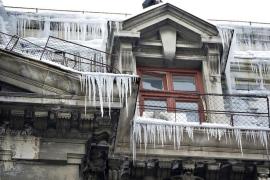 Bărbat în stare gravă la Botoşani, după ce un ţurţure i-a căzut în cap