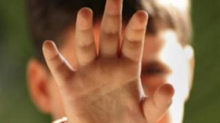 Un copil de 7 ani a ajuns la spitalul din Buzău plin de vânătăi, după ce a fost rupt în bătaie de concubina tatălui său