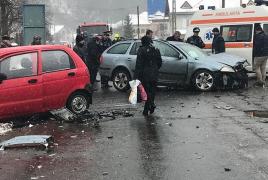 Un călugăr beat s-a urcat la volan şi a făcut praf două maşini, la Bicaz Chei (video)