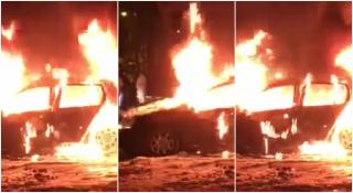 Un băcăuan a dat foc unei mașini parcate pe locul său, apoi a stat să se uite cum arde. Flăcările l-au cuprins și pe el (Video)