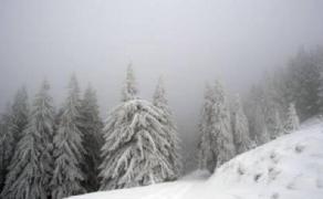 Pericol iminent de avalanşă la munte. Salvamontiştii anunţă că zăpada poate atinge şi doi metri