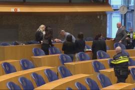 Un bărbat a vrut să se sinucidă în Parlament. A sărit de la balcon, cu o funie în jurul gâtului (video)