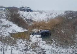 Patru femei, toate angajate la acelaşi hypermarket, au ajuns la spital. Au căzut cu maşina într-un canal de pe marginea drumului