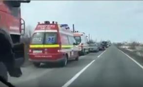 3 puncte de penalizare pentru un șofer de 72 de ani care a spulberat toată coloana de mașini la o trecere cu calea ferată (Video)