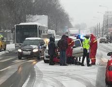 O maşină a intrat în plin în doi pietoni, pe trecerea din dreptul Parcului Plumbuita, pe şoseaua Colentina