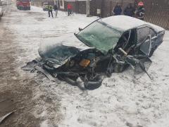 Grav accident la Ghergani. O maşină a fost făcută praf de un TIR, circulaţia e complet blocată între Bucureşti şi Târgovişte