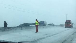 Carambol teribil pe DN1, la Băicoi! Un TIR şi opt maşini s-au ciocnit violent, traficul este blocat complet (Video)