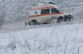 Ambulanţă blocată în zăpadă în Olt, echipajul era în drum spre un copil de un an