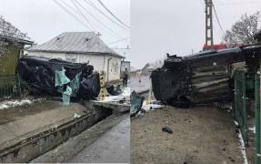 Accident la Reteag. O mamă, fiica ei și socrul au ajuns la spital, după ce mașina lor s-a răsturnat și s-a înfipt într-un gard (Video)
