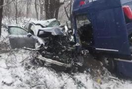 La un pas de tragedie! Un șofer de 36 de ani a intrat pe contrasens, după ce a derapat, și s-a izbit frontal de o cisternă plină cu kerosen, în Iași (Video)