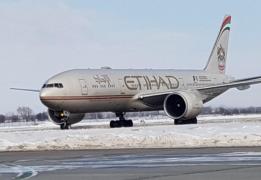 Primele imagini cu avionul Boeing 777 care a aterizat de urgenţă pe Aeroportul Otopeni! Zborul trebuia să ajungă la Abu Dhabi