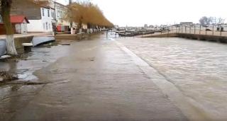 Dunărea a ieşit din matcă la Sulina. A fost emis cod portocaliu de inundaţii, până la sfârşitul lunii. Trei judeţe sunt în pericol (Video)