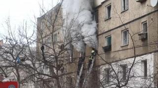 Explozie violentă într-un bloc din Buzău. Martorii au surprins un tânăr desculţ, cu hainele rupte, cerând ajutor în stradă
