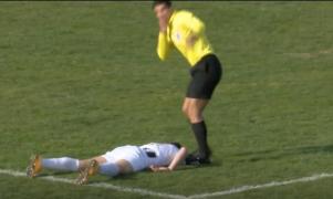 Tragedie pe terenul de fotbal. Un jucător a murit imediat după ce a fost lovit în piept cu mingea (video)