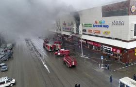 Trei copii şi o femeie au murit într-un incendiu uriaş la un cinema dintr-un centru comercial. Alte 17 persoane sunt date dispărute (video)