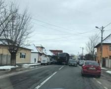 Un camion al Armatei a distrus două autoturisme, pe o şosea din Braşov