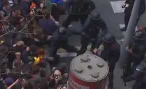 Confruntări între poliție și susținătorii fostului lider al Cataloniei, la protestele din Barcelona
