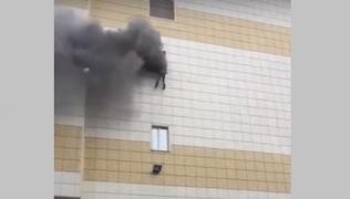 Video dramatic: un bărbat se aruncă de la etajul 4 din mallul devastat de un incendiu, în Rusia