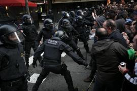 Revoltă pe străzile din Catalonia, după arestarea lui Puigdemont. Cel puţin 89 de oameni au fost răniţi şi alţi patru, arestaţi