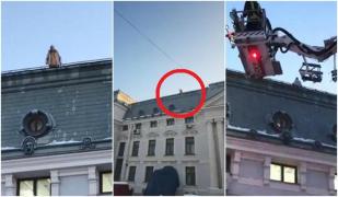 Un ieşean abia eliberat din puşcărie, acuzat de omor şi acte de terorism, s-a urcat pe Teatrul National ameninţând că se omoară. Motivul e incredibil! (Video)