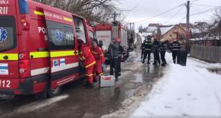 Speriată, o femeie din Iaşi s-a aruncat în fântână când a văzut poliţiştii la poartă. De fapt, ei veniseră s-o ajute (Video)