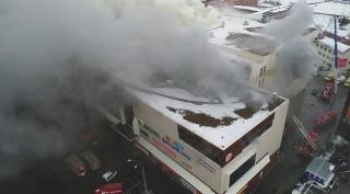 Bilanţ tragic al incendiului produs într-un centru comercial din Rusia: 64 de morţi, între care mulţi copii