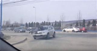 Scene incredibile pe străzile din Cluj! Un bărbat este luat şi plimbat pe capotă, după ce s-a certat cu şoferul unui Duster (Video)