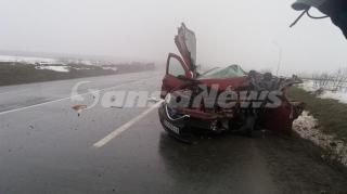 O femeie a murit, după ce maşina în care se afla a intrat pe contrasens, în Buzău. Şoferul a rămas fără o mână