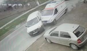 O asistentă medicală a ajuns la spital, după ce ambulanţa în care se afla a fost implicată într-un accident
