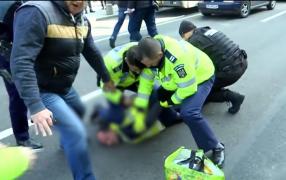 Atac cu cuţit în faţa Primăriei Capitalei. Poliţiştii au sărit pe un bărbat care purta însemne naziste (Video)