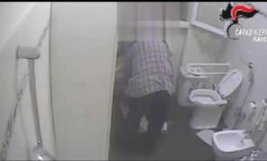 Bătrâni bătuți și legați de pat într-o casă de odihnă din Italia. O româncă și un italian au fost arestați (Video)
