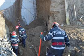 Accident de muncă în Mehedinți! Un bărbat a murit după ce a căzut un mal de pământ peste el