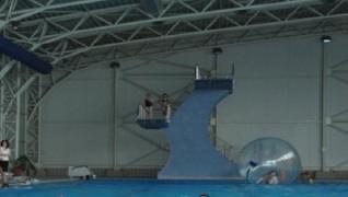 Scene incredibile în Paradisul Acvatic din Brașov! O fetiță de 10 ani a rămas fără două degete după ce a sărit de la trambulină