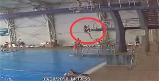 Momentul şocant în care fetiţa de 10 ani rămâne fără degete, la o piscină din Braşov, suprins de camerele de supraveghere (Video)