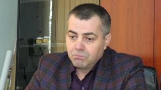 O săteancă din Cluj, nemulţumită de primarul pe care l-a votat, i-a făcut un cadou cel puţin bizar, pe măsura muncii lui. "I-am spus că nu e frumos să îl refuze!"