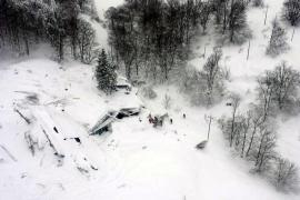 Schiori morţi în munţii Alpi, după ce au fost înghiţiţi de avalanşă!
