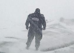 Poliţist constănţean, în mijlocul viforului, la datorie! Imaginea a devenit virală