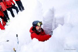 Tânăra de 37 de ani, surprinsă de avalanşă în Munţii Vrancei, a fost găsită moartă