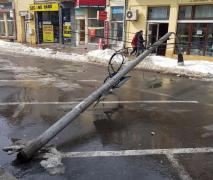 Imagini şocante în Constanţa! Un stâlp de electricitate din beton, de câteva tone, s-a rupt şi a căzut în mijlocul străzii