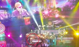 Elton John, furios pe scenă din cauza unui fan. Artistul britanic a plecat de la pian în plin concert (Video)