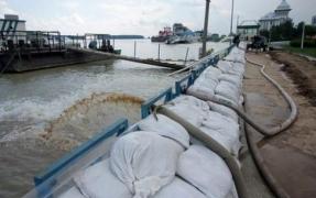 Alertă pe Dunăre! Apele au depăşit cota de atenţie la Galaţi şi au inundat deja faleza. Autorităţile s-au întrunit de urgenţă