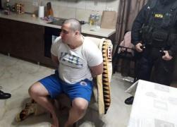 Bărbatul care a tăiat cu sabia un poliţist din Rădăuţi anul trecut, trimis în judecată alături de alte şase persoane