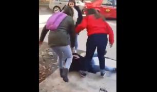 O elevă de liceu este ruptă cu bătaia de două colege, la Băile Herculane. Fata e bătută cu picioarele și trasă de păr în plină stradă. Imagini șocante