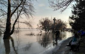 Alertă pe Dunăre. Faleza pietonală de la Galaţi a fost înghiţită de apele fluviului