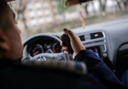 Focuri de armă în Olt. Poliţiştii au tras într-o maşină suspectă, condusă de un tânăr care n-a oprit la filtru