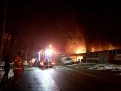 Incendiu puternic la Galaţi. O vulcanizare plină cu cauciuri a ars ca o torţă, iar oamenii au ieşit speriaţi din case