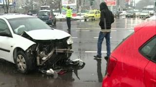 Accident grav în Bucureşti, pe Calea Crângaşi. Sunt patru victime, după ce şoferul unei maşini a trecut pe roşu