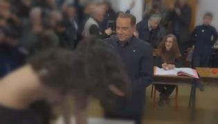 Protest topless la secţia în care a votat Berlusconi. O femeie dezbrăcată a sărit în faţa fostului premier