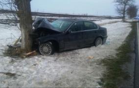 Accident grav în Constanţa, doi copii printre victime. Maşina în care se aflau s-a izbit de un copac (Video)