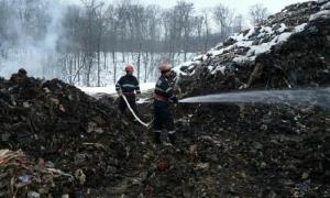 Incendiu la groapa de gunoi din Măldăreşti: Deşeurile s-ar fi autoaprins
